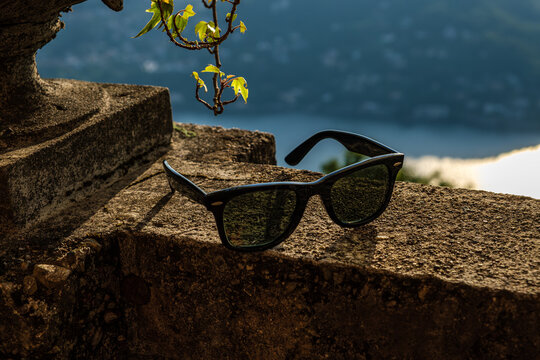 Sonnebrille liegt im romatischen Sonnenuntergang
