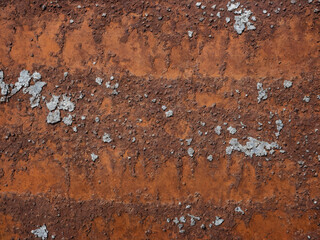 Rostige Textur: Eine Nahaufnahme von Verfall, Verwitterung und der Poesie des Rosts &ndash; Details in Rotbraun, durchzogen von wei&szlig;en Verunreinigungen.