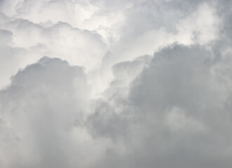 Obraz premium A cloudy sky with a few clouds in the background
