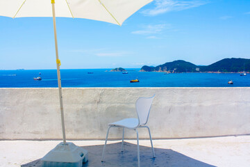 부산 흰여울문화마을 바다 파라솔과 의자