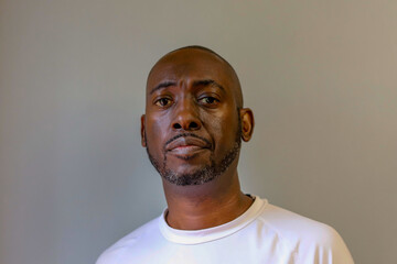 Obraz premium A portrait of a black man looking sad