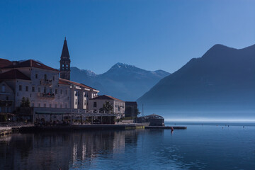 Obraz premium Historic Town on the Shore of a Bay