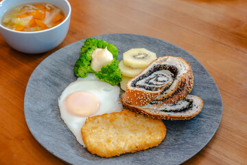 Sesame bread breakfast / ごまパンと朝の食卓
