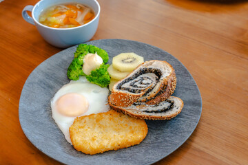Sesame bread breakfast / ごまパンと朝の食卓
