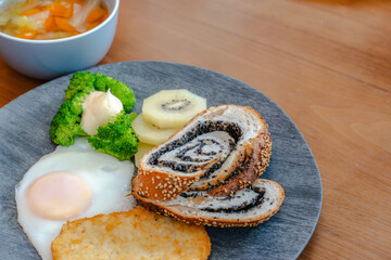 Sesame bread breakfast / ごまパンと朝の食卓
