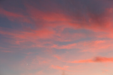 茜色に染まった雲が美しい夏の夕暮れの空