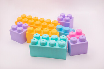 Conjunto de bloques de colores en fondo blanco aislado