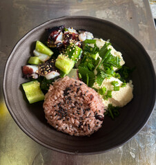 黒米おにぎりとタコきゅうり豆腐の彩り豊かな和定食