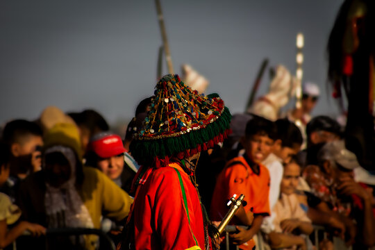 The Colorful Hat of the Moroccan Performer زي تقليدي مغربي فريد وسط الجمهور