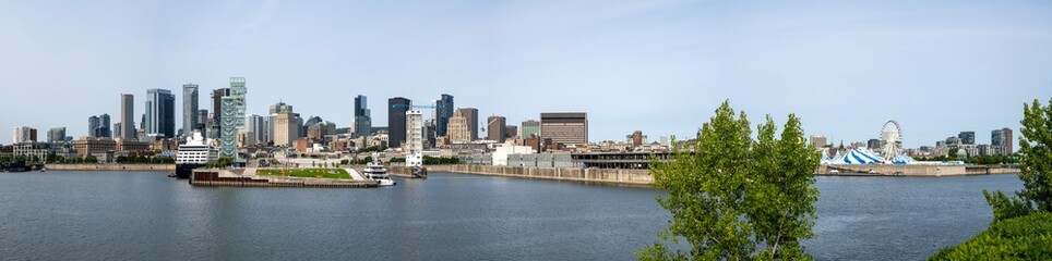 Obraz premium Panoramic view of Old Montreal along the St. Lawrence River in summer