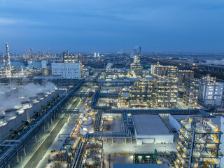 Obraz premium areial view oil refinery at night