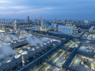 Naklejka premium areial view oil refinery at night