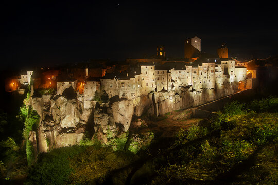 Panoramica della rupe di Vitorchiano illuminata