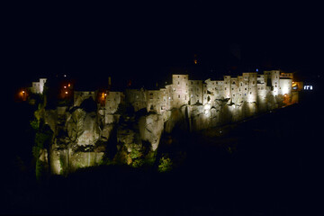 Panoramica della rupe di Vitorchiano illuminata