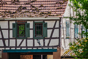 Fassade eines alten Gutshofes.