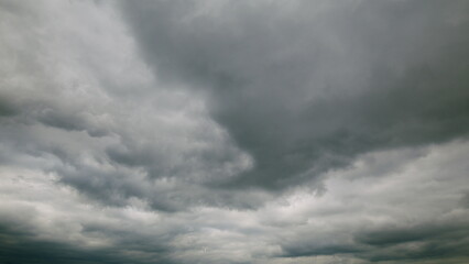 Obraz premium Dramatic Cloudy Skies An Overcast Day Creating a Stirring Atmosphere in Natures Landscape