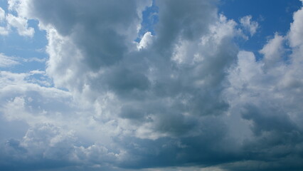 Obraz premium A Beautiful and Dynamic Cloud Formation Over a Clear and Bright Blue Sky on This Lovely Day