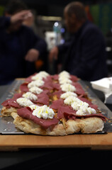 pizza rectangular gourmet de lacón y nata