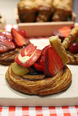 pastel de hojaldre con fresas y frutas