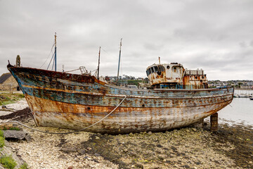 Epaves dans le port de Camaret-sur-Mer dans le d&eacute;partement du finist&egrave;re - bretagne