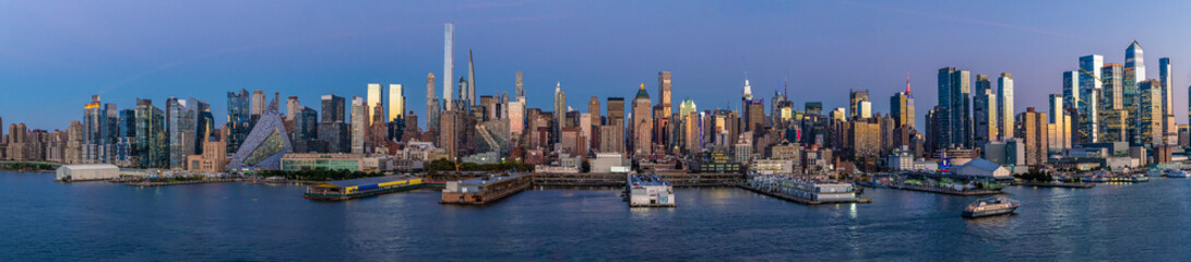 Obraz premium A view at dusk from the Hudson River towards the skyline of Manhattan, New York, in the fall