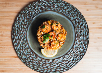 Arroz con marisco y cilantro