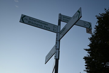 Richtungswegweiser für Radfahrer mit Zielangaben rund um Stuttgart und Esslingen – Teil des Radwegenetzes FilderRadRunde in Baden-Württemberg, Deutschland.