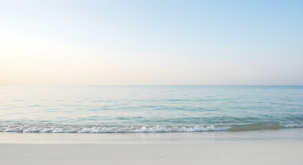 Obraz premium Gentle Ocean Waves on a Sandy Shore