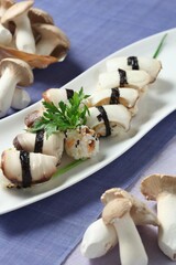 Nutrient-packed rice wrapped in seared king oyster mushroom slices and tied with seaweed. A clean dish by Hanshunseop.