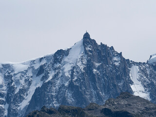aiguille du midi avec roches ac&eacute;r&eacute;es et neige