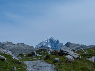 Aiguille verte dans la chaîne du mont blanc avec sa pointe acérée, émergeant derrière le...