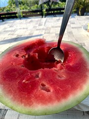 Wassermelone löffeln