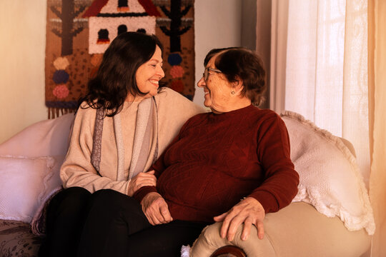 M&atilde;e e filha adultas se olhando com amor e admira&ccedil;&atilde;o