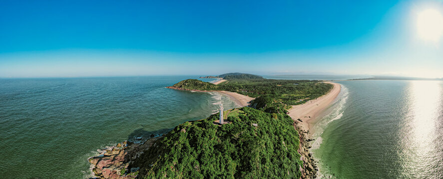 Vista a&eacute;rea do Far&oacute;l das conchas na Ilha do Mel litoral do Paran&aacute;