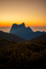 Vista sobre as montanhas ao amanhecer do Pico Paraná, sobre Pico Tucum na Serra do Ibitiraquire no...