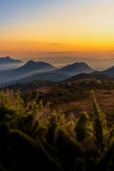 Barraca ao amanhecer sobre as montanhas na Serra do Ibitiraquire sobre o Pico Tucum e Campuã