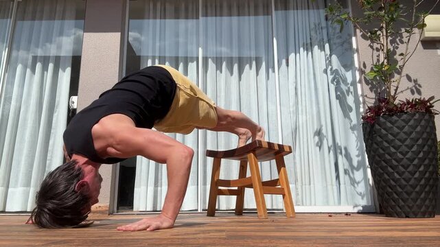 homem faz  treino de calistenia no jardim   