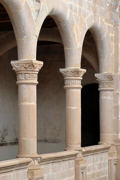 Convento de San Agust&iacute;n Acolman en el Estado de M&eacute;xico, M&eacute;xico. Columnas, capiteles y arcos del claustro. Siglo XVI.