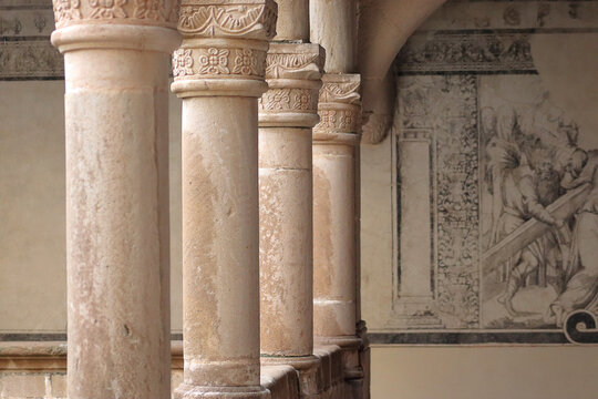 Convento de San Agust&iacute;n Acolman en el Estado de M&eacute;xico, M&eacute;xico. Columnas, capiteles y arcos del claustro. Siglo XVI.