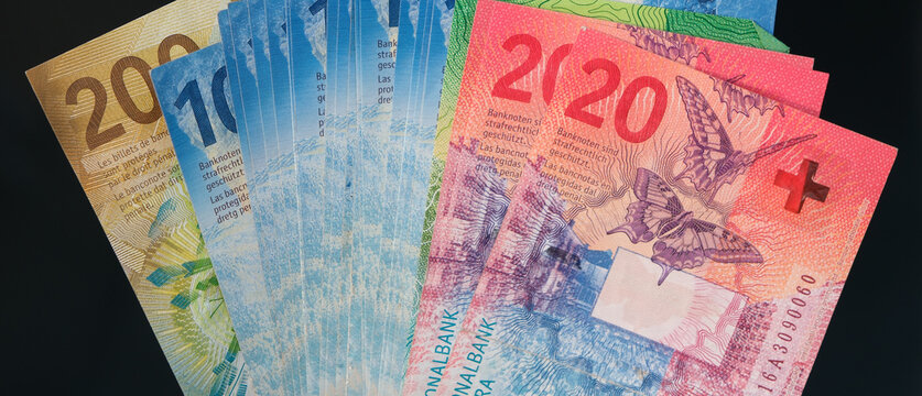 Zahlungsmittel Schweizer Franken, eine sichere starke W&auml;hrung  in unsicheren Zeiten, Bargeld Geldschein Noten in CHF, Schweizer Bargeld, Noten, Notenb&uuml;ndel, Ersparnisse, Geldpolitik, Absicherung