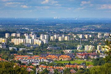Panorama miasta Bielsko-Biała ze stoku Dębowiec (Beskid Śląski, Polska), krajobraz, widok z lotu ptaka, tło lub tapeta do projektu