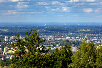 Panorama miasta Bielsko-Biała ze stoku Dębowiec (Beskid Śląski, Polska), krajobraz, widok z lotu ptaka, tło lub tapeta do projektu