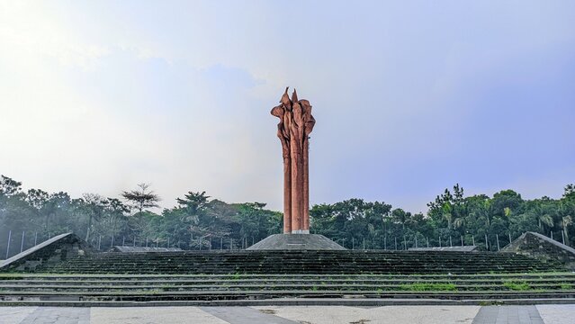 Tugu Kujang Sapasang at Monumen Bandung Lautan Api in Bandung, Indonesia. A tall flame-shaped sculpture symbolizing the 1946 heroic resistance