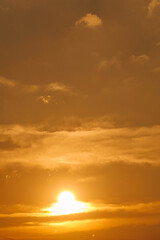 Fototapeta premium 雲の隙間から見える夕日