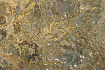 湧き上がる透明で清らかな水流