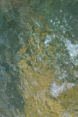 激しく流れる清らかな川の水流