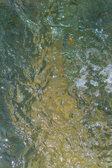 激しく流れる清らかな川の水流