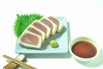 皿に盛りつけたビンチョウマグロの炙り
