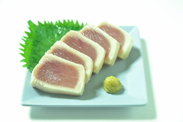 皿に盛りつけたビンチョウマグロの炙り