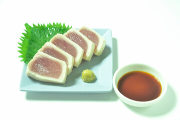 皿に盛りつけたビンチョウマグロの炙り
